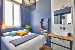 een blauwe slaapkamer met een bed en een wastafel bij CMG - Rouen Rive Droite - Gare in Rouen