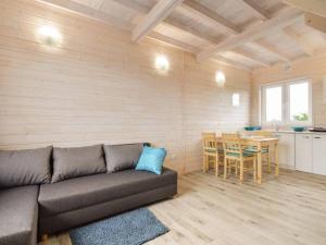 ein Wohnzimmer mit einem Sofa und einem Tisch in der Unterkunft Domki Turkusowe Zacisze in Sarbinowo