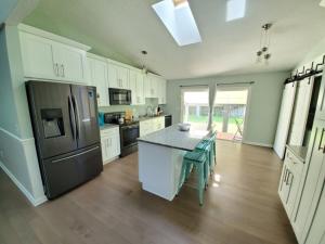 Η κουζίνα ή μικρή κουζίνα στο Floridays Home near to beach +28 φωτογραφίες