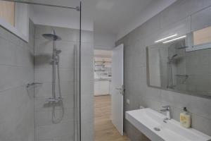 Un baño con ducha de cristal y lavabo. en Sonia´s Beach, en Los Cancajos