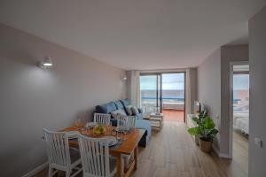 sala de estar con sofá azul y mesa de comedor en Sonia´s Beach, en Los Cancajos 15 fotos más