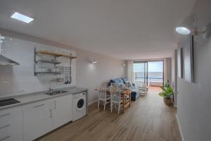 cocina y comedor con vistas al océano en Sonia´s Beach, en Los Cancajos