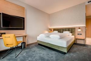 Postel nebo postele na pokoji v ubytování Gasthof Hotel Post
