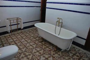 y baño con bañera y aseo. en La Casona De Tia Victoria, en Rueda