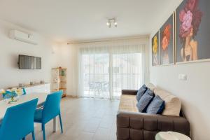 sala de estar con sofá y mesa en Apartments Villa Swissmonte, en Herceg-Novi