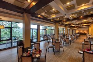 Restaurace v ubytování Club Mahindra Virajpet, Coorg