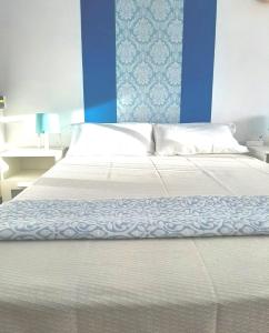 Schlafzimmer mit einem Bett mit blauer Wand in der Unterkunft Apartment near to the ocean in touristic center zone in Playa Fañabe