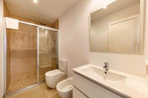 ein Badezimmer mit Toilette, Waschbecken und Dusche in der Unterkunft Villa Amfora by Sealand Villas in Port d'Alcúdia + 14 Fotos