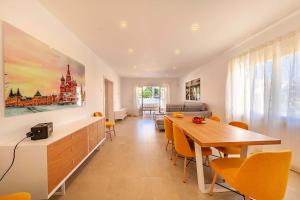 ein Wohnzimmer mit Esstisch und Stühlen in der Unterkunft Villa Amfora by Sealand Villas in Port d'Alcúdia