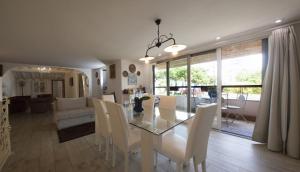 uma sala de jantar e sala de estar com mesa e cadeiras em Splendid Lake em Desenzano del Garda