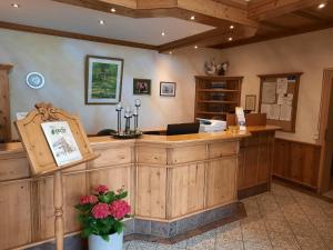 a salon with a wooden counter with flowers in a room at Hotel Gasthof Specht in Aichach