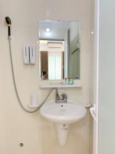 Phòng tắm tại Nhà Nghỉ Hoa Linh - 79 Phố Mía