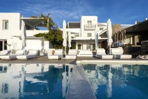 Bazén v ubytování Paros Butterfly Villas nebo v jeho okolí