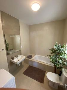 La salle de bains est pourvue d'une baignoire, d'un lavabo et de toilettes. dans l'établissement Rock Bay, à Birżebbuġa
