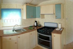 Kuchyň nebo kuchyňský kout v ubytování Domek Holenderski z wielkim tarasem, Domek na Mazurach, Szlak Wielkich Jezior