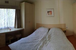 1 dormitorio con 1 cama grande y ventana en Domek Holenderski, Domek na Mazurach, Szlak Wielkich Jezior, en Jora Wielka