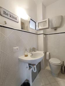 a bathroom with a sink and a toilet at Fonte Degna - Alloggio e Sito Storico in Citerna