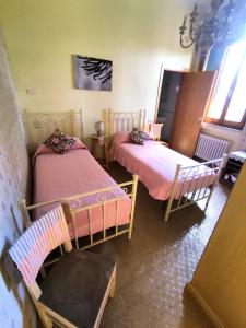 a room with two beds in a room at Fonte Degna - Alloggio e Sito Storico in Citerna