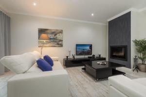 un soggiorno con divano bianco e tavolo di D_Loft Sea and Golf ad Albufeira