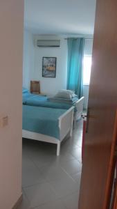 フェラグドにあるCasa Bele Algarveの青いシーツのベッドと窓のある寝室 +20枚の写真