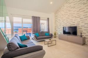 Televízia a/alebo spoločenská miestnosť v ubytovaní Best mediteranne Luxury