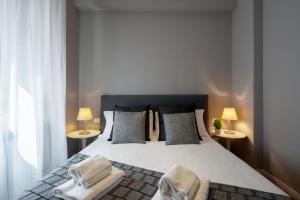 Un dormitorio con una cama grande con dos lámparas. en San Marco Boutique by Wonderful Italy, en Venecia