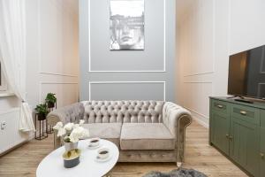 salon z kanapą i stołem w obiekcie Niron Apartament Dom z Papieru Sztokholm w mieście Piła