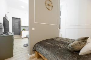 Telewizja i/lub zestaw kina domowego w obiekcie Niron Apartament Dom z Papieru Sztokholm