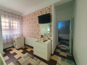 a bathroom with a sink and a mirror at Happy House in Năvodari