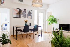 バルセロナにあるCentric Apartments Paseo de Graciaのリビングルーム(ダイニングルームテーブル、椅子付)