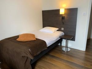 Ένα ή περισσότερα κρεβάτια σε δωμάτιο στο Slagsta Motell & Wärdshus