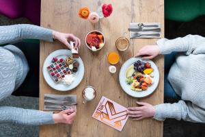 a group of people sitting at a table eating food at LIHO - einfach Lübeck in Lübeck