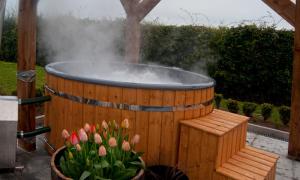 Majoituspaikan Knockalla luxury property with hot tub suitable for families spa- tai muu hoitotila