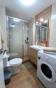 A bathroom at Comfortable and beautiful apartment In the center PH317