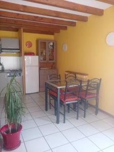 a kitchen and dining room with a table and chairs at Villa Le Mauret in Andernos-les-Bains