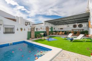 皮薩拉的住宿－Villa Zalea Real -SUPER ideal Grupos, Piscina !，庭院中带游泳池的房子