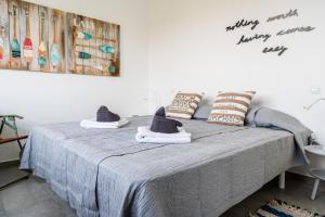 Un dormitorio con una cama con almohadas encima. en CASA CABRA, en Villaverde 25 fotos más