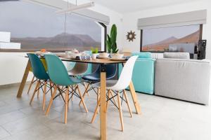 Un comedor con mesa y sillas en CASA CABRA, en Villaverde