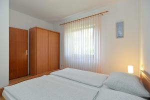 Giường trong phòng chung tại Apartments Porec 336