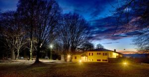 uma casa com luzes à frente à noite em Ca' Viridi em Montebelluna