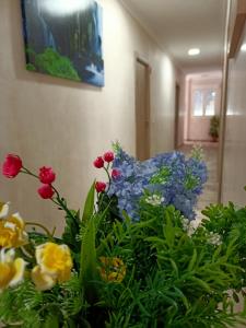a vase filled with flowers in a room at Casa Rural Vacacional in Puerto Real
