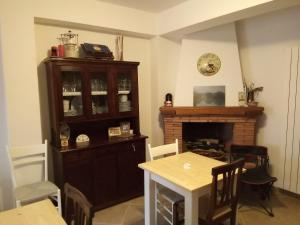 a dining room with a table and a fireplace at Il Vicoletto B&B in Alfedena