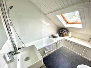 een badkamer met een douche, een wastafel en een bad bij Duplex LE GLENCOE in Honfleur +19 foto's