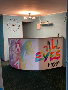 um quarto com uma parede com um relógio na parede em All Eyes Hostel em Kamianets-Podilskyi