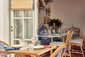 een eetkamer met een tafel en stoelen bij Cristine Bedfor in Mahón