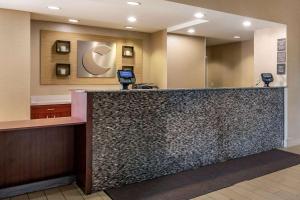 a hotel lobby with a granite counter top at Comfort Inn Warren in Warren
