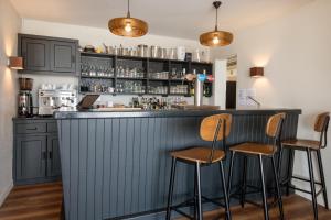Salon ili bar u objektu Le Homard Bleu