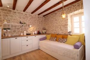 sala de estar con sofá en la cocina en Old Šibenik Cozy Design Apartment, en Šibenik