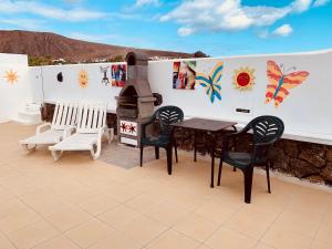 プラヤ・ブランカにあるArtsy Casa Timanfaya, Playa Blancaのパティオ(テーブル、椅子、コンロ付)
