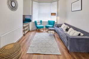 - un salon avec un canapé et deux chaises dans l'établissement Host & Stay - Clifton House, à Scarborough